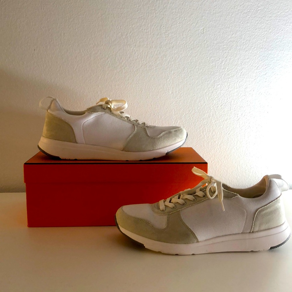 Men’s Banana Republic white sneakers
